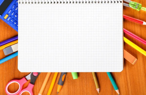 ノート、鉛筆、はさみ、電卓、定規、コンパス、ペン — ストック写真