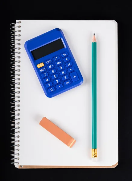 Notizbuch, Taschenrechner, Radiergummi und Bleistift — Stockfoto