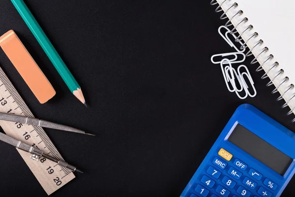 Poznámkový blok, kalkulačka, guma, pravítko, kompas a tužka — Stock fotografie