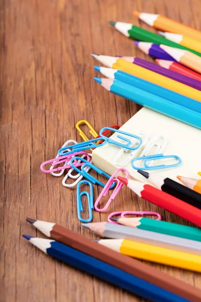 Lápices de colores y un cuaderno — Foto de Stock