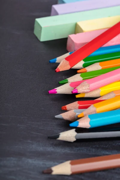 Lápices y lápices de colores — Foto de Stock