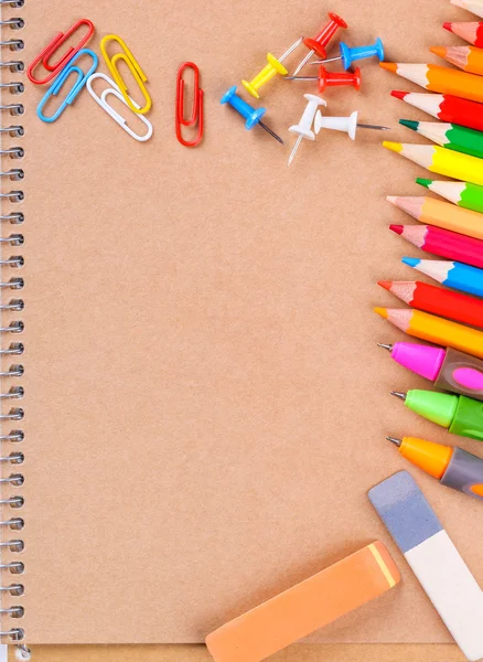 Cuaderno de primer plano con lápices de colores — Foto de Stock