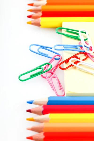 Conjunto de lápices de colores y clips de papel — Foto de Stock