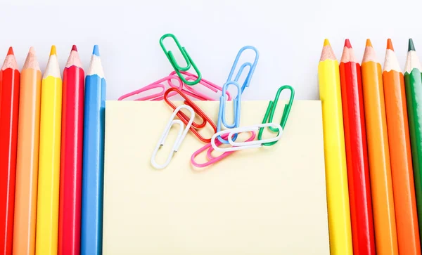 Conjunto de lápis coloridos e clipes de papel — Fotografia de Stock
