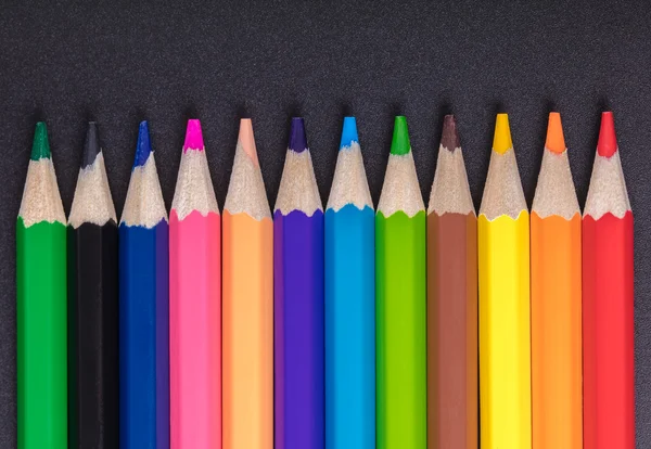 Crayons aiguisés multicolores gros plan — Photo