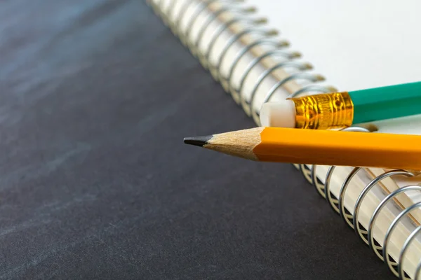 Scherp potlood en een notitieboekje — Stockfoto