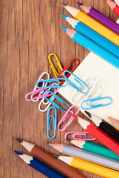 Conjunto de lápices de colores y clips de papel — Foto de Stock