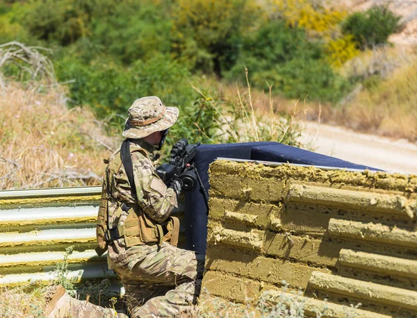 Voják v uniformě se zbraní — Stock fotografie