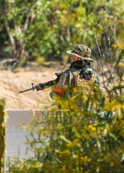 Soldado en uniforme con arma — Foto de Stock