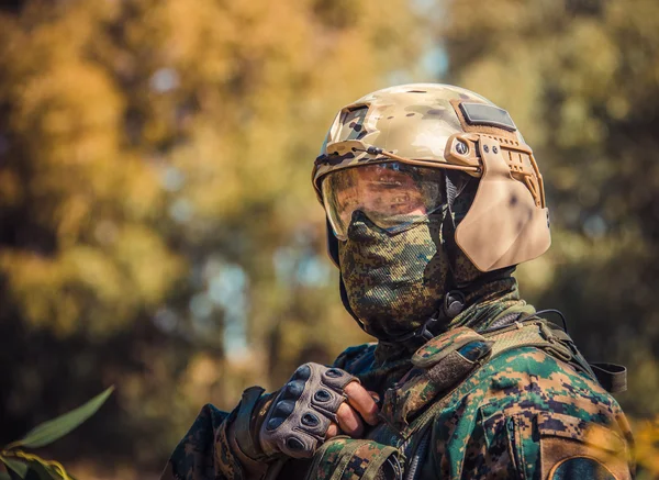 Soldado en uniforme con arma —  Fotos de Stock