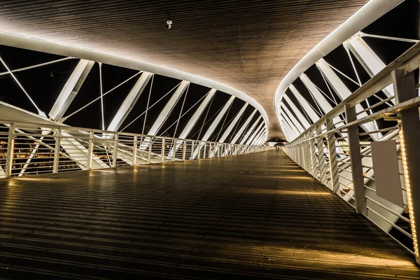 Puente sobre un fondo cielo nocturno — Foto de Stock