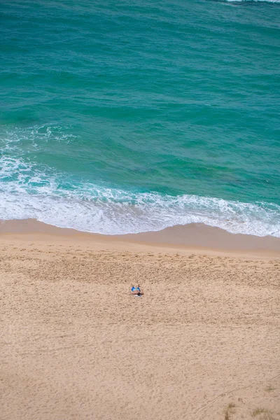 Mare e la spiaggia sabbiosa — Foto Stock