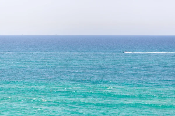 机动船在蔚蓝的大海 — 图库照片