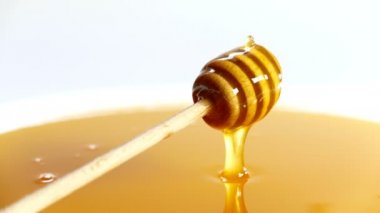 Bir kapta bal tam damlayan bal