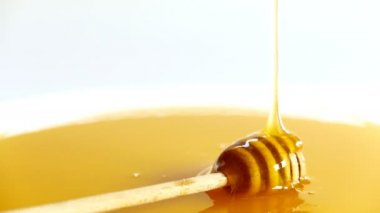 Bir kapta bal tam damlayan bal