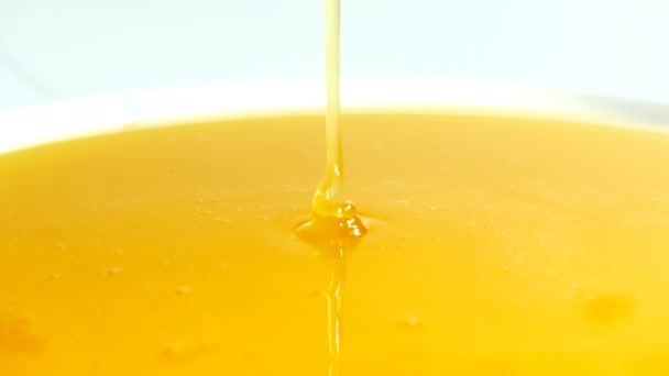 Honing wordt gegoten — Stockvideo