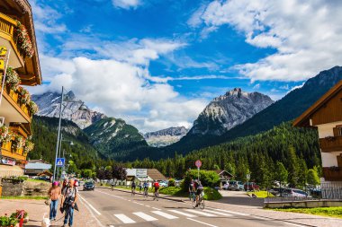 İnsanlar sokak ve güzel manzara