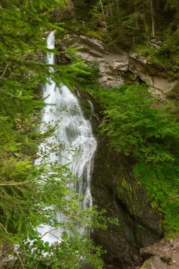 Kayaların üzerinden akan şelale 