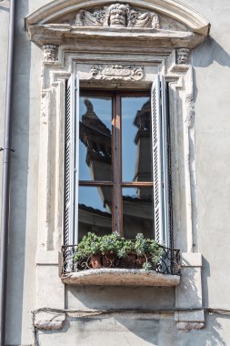 evdeki eski pencere 