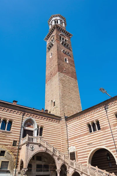 Torre dei Lamberti na piazza Erbe — Fotografia de Stock