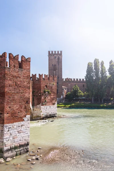 Verona, Włochy. Dekoracje z rzeki Adige i Ponte Scaligero i Castelvecchio — Zdjęcie stockowe