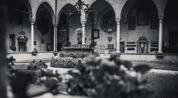 The inner garden of the Basilica Saint Anthony — Stock Photo, Image