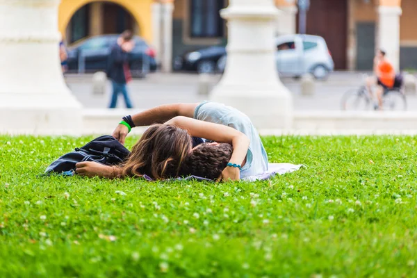 Placu Prato della Valle, Padova, Italy.Young ludzi relaks na trawie — Zdjęcie stockowe