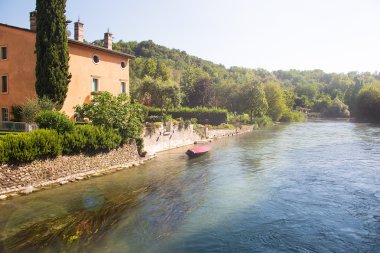 tipik bir İtalyan ortaçağ köyü eski binalar