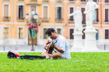 Gitar çalan bir adam..