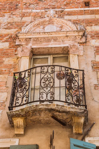 Extérieur d'un vieux bâtiment — Photo