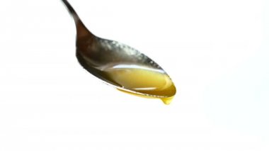 damlayan bir kaşık bal