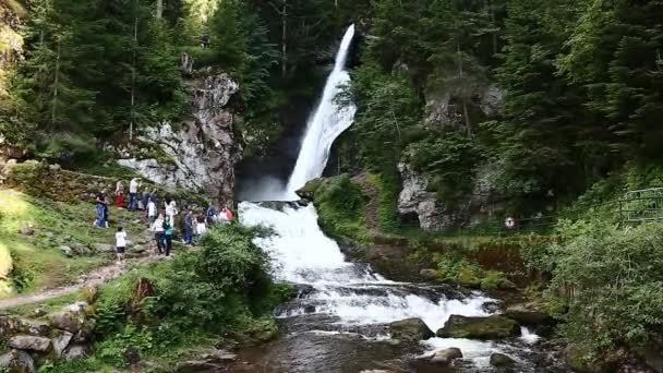 Туристы у водопада в Альпах — стоковое видео