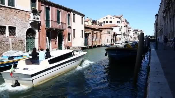 Orang-orang berlayar di atas perahu Venesia, Italia — Stok Video