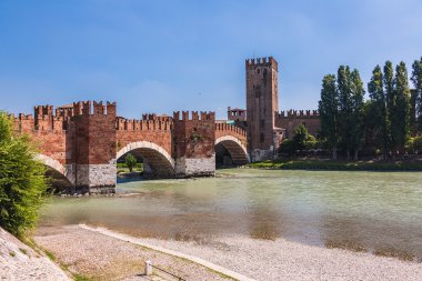 Adige Nehri ve Ponte Scaligero ve Castelvecchio'yu, ortaçağ yerler ile sahne