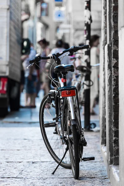 Fahrrad-Nahaufnahme steht auf der alten Straße — Stockfoto
