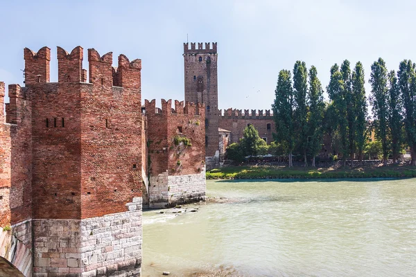 Paisaje con río Adigio y Ponte Scaligero y Castelvecchio, hitos medievales — Foto de Stock