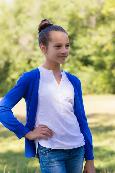 Portrait de jeune fille en plein air — Photo