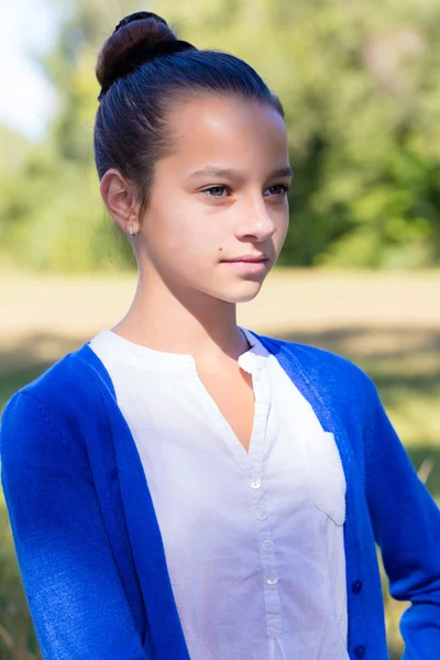 Portrét dospívající dívka venku — Stock fotografie