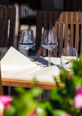 Masadaki çatal bıçak takımı. 