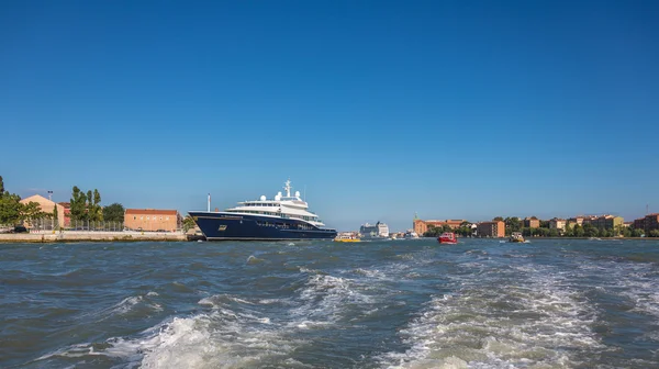 Boat floating from the island of San Giorgio — Stock Photo, Image