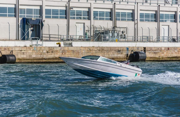 Barco a motor está flutuando — Fotografia de Stock