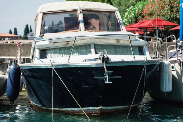 Motorbåt förtöjd till stranden — Stockfoto