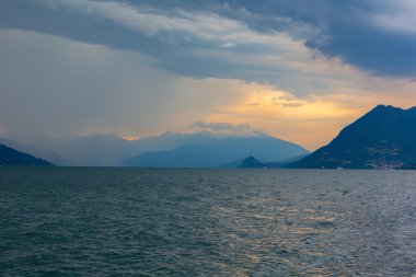 Lago Maggiore ve çevresindeki Alpler üzerinden görüntülemek