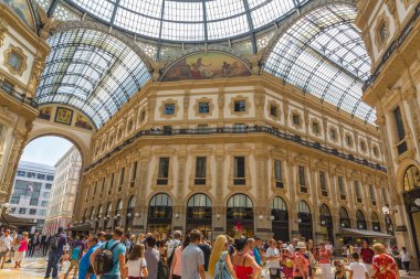 Galleria Vittorio Emanuele II'nin içinde Milan, dünyanın en eski alışveriş merkezlerinden biri