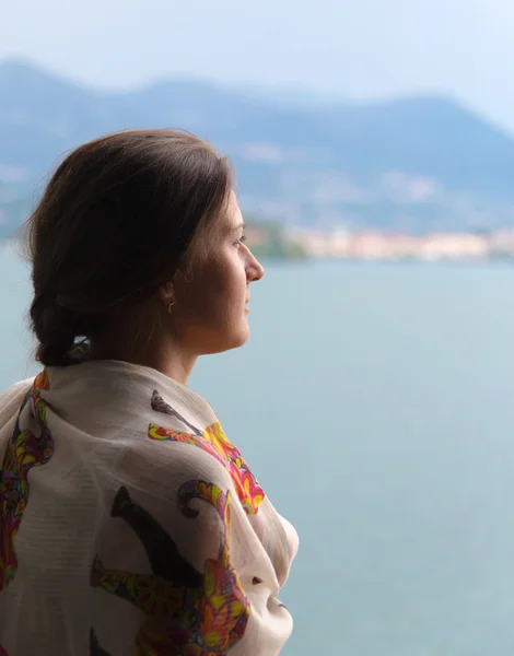 Mulher olhando sobre Lago Maggiore — Fotografia de Stock