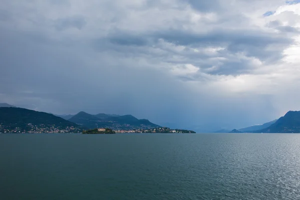 Blick auf den Lago Maggiore und die umliegenden Alpen — Stockfoto