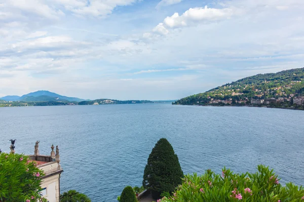 Blick auf den Lago Maggiore und die umliegenden Alpen — Stockfoto