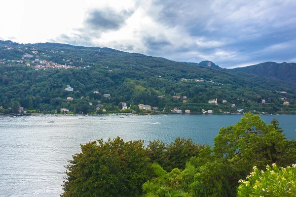 Blick auf den Lago Maggiore und die umliegenden Alpen — Stockfoto