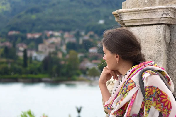 Kvinnan tittar över Maggioresjön — Stockfoto