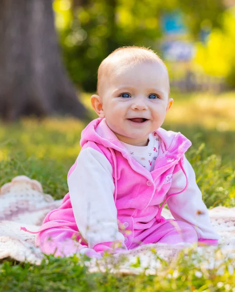 Portret uśmiechający się baby girl — Zdjęcie stockowe